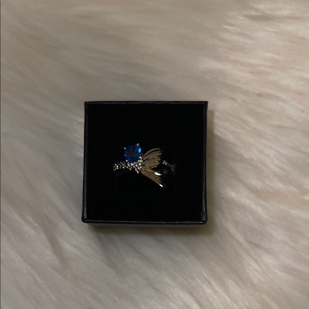 Elegant Blue and Gold Women's Ring